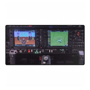 Peut inclure: Tapis de bureau rectangulaire noir avec une image détaillée d'un cockpit d'avion. Le cockpit affiche plusieurs écrans avec des données de vol, des cartes de navigation et des panneaux de contrôle. Le tapis est conçu pour protéger la surface du bureau.