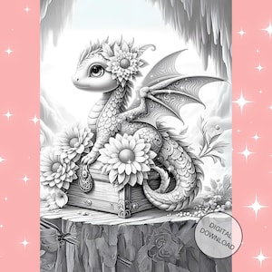 Può includere: Illustrazione in bianco e nero di un baby drago con decorazioni floreali, seduto su una cassa di legno. Il drago ha grandi occhi e ali dettagliate. L'immagine è etichettata "DOWNLOAD DIGITALE".