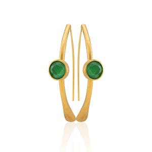 Può includere: Un paio di orecchini color oro con un design curvo. Ogni orecchino presenta una gemma verde rotonda e sfaccettata. Gli orecchini hanno uno stile semplice ed elegante, adatto per l'uso quotidiano o per occasioni speciali.