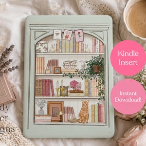 Könnte beinhalten: Ein hellgrüner Kindle-Einsatz mit einer detaillierten Illustration eines Bücherregals voller Bücher, Dekorationsgegenstände und einer rot getigerten Katze. Das Bild enthält den Text "Kindle Insert" und "Instant Download!" in rosa Kreisen und den Namen des Künstlers.