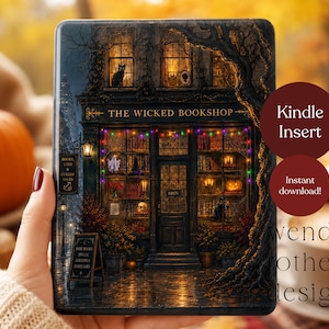 Puede incluir: Una funda para Kindle con una ilustración detallada de "The Wicked Bookshop" con un gato negro en la ventana. La tienda está decorada con luces de colores, calabazas y un letrero que dice "Books, Cats & Cursed Tales".