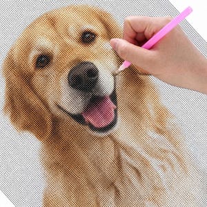Könnte beinhalten: Ein Diamond-Painting-Set mit dem Porträt eines Golden Retrievers auf einem Raster aus kleinen Klebefeldern. Ein rosa Applikatorstift wird verwendet, um ein Steinchen auf die Leinwand zu setzen, die das braune Fell, die schwarze Nase und die rosa Zunge zeigt.