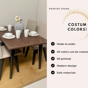 Könnte beinhalten: Ein brauner Holz-Esstisch mit vier Stühlen und einer Vase mit weißen Blumen. Der Tisch ist mit weißen Tellern und Schalen gedeckt. Die Stühle sind beige und haben schwarze Beine. Der Tisch ist 3D-gedruckt und in individuellen Farben erhältlich.