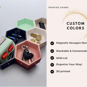 Może przedstawiać: Zestaw sześciu sześciokątnych pojemników do przechowywania w kolorze różowym, zielonym, białym i czarnym. Pojemniki są magnetyczne i można je układać w stos. Pojemniki są drukowane w 3D i mają pokrywkę. W obrazie widoczny jest tekst "PRINTED SPARK CUSTOM COLORS".