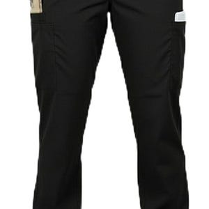 Puede incluir: Pantalones cargo negros con múltiples bolsillos, cintura con cordón y puños elásticos. Los pantalones tienen un corte holgado y se muestran con zapatillas blancas. Hay un bolsillo a cada lado y un bolsillo en la pierna derecha.