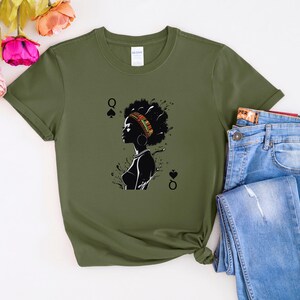 Zwart Queen Card-shirt Afro Woman Pride T-shirt unisex mode voor erfgoed, identiteit, cultuur en vrouwelijke elegantie