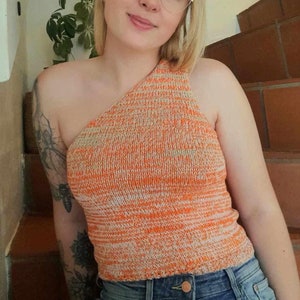 Juliana top DANSK strikkeopskrift - top de un solo hombro con un hombro descubierto y sin pin de 4 mm en un farveskiftende garn med glimmer. Tira xs-2xl.