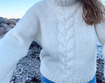 Aviaja sweater DANSK strikkeopskrift - Chunky sweater med en stor fletning foran, strikket oppefra og ned med raglan (pind 9 og 10 mm)