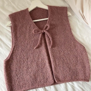 Flora vest ENGLISH knitting pattern - feminine vest with a bow, I-cord edges and a shimmering look. Worked top-down on 4 mm needles. Xs-2xl