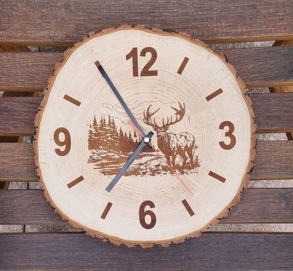 Wanduhr, Baumscheibenuhr, Holzuhr mit Gravur