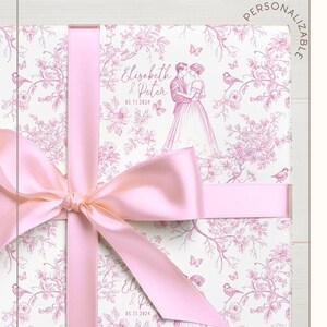 Pode incluir: Papel de embrulho para casamento com design Toile de Jouy. O papel apresenta um padr&atilde;o floral rosa e uma fita rosa amarrada em la&ccedil;o. O texto "TOILE DE JOUY WEDDING" &eacute; exibido no topo. Personalizado com "Elisabeth & Peter" e a data "05.11.2024".