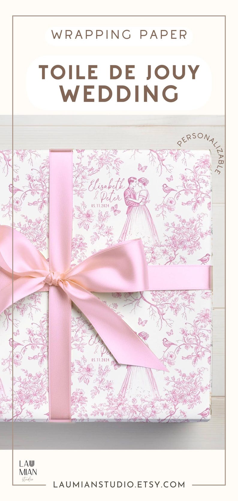 Pode incluir: Papel de embrulho para casamento com design Toile de Jouy. O papel apresenta um padr&atilde;o floral rosa e uma fita rosa amarrada em la&ccedil;o. O texto "TOILE DE JOUY WEDDING" &eacute; exibido no topo. Personalizado com "Elisabeth & Peter" e a data "05.11.2024".