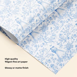 Pode incluir: Papel com padr&atilde;o floral branco e azul com um design rom&acirc;ntico. O papel apresenta um padr&atilde;o repetido de casais, p&aacute;ssaros e elementos florais. O texto "...and lived happily ever after" tamb&eacute;m &eacute; vis&iacute;vel. Papel de arte fino de alta qualidade de 90 g/m&sup2;.