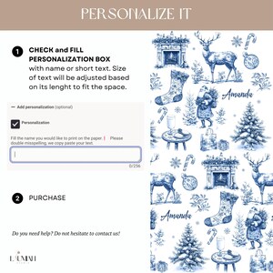 Puede incluir: Una gu&iacute;a de instrucciones digital para personalizar papel de regalo, con un patr&oacute;n navide&ntilde;o azul y blanco estilo toile que muestra renos, Santa Claus, calcetines y &aacute;rboles. El texto incluye 'PERSONALIZE IT', 'CHECK and FILL' y 'PURCHASE'.