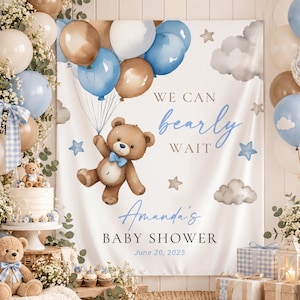 Può includere: Uno sfondo in tessuto bianco per un baby shower con un orsacchiotto marrone che tiene palloncini blu e marroni. Il testo recita WE CAN bearly WAIT, Amanda's BABY SHOWER e June 20, 2025, decorato con nuvole e stelle ad acquerello.