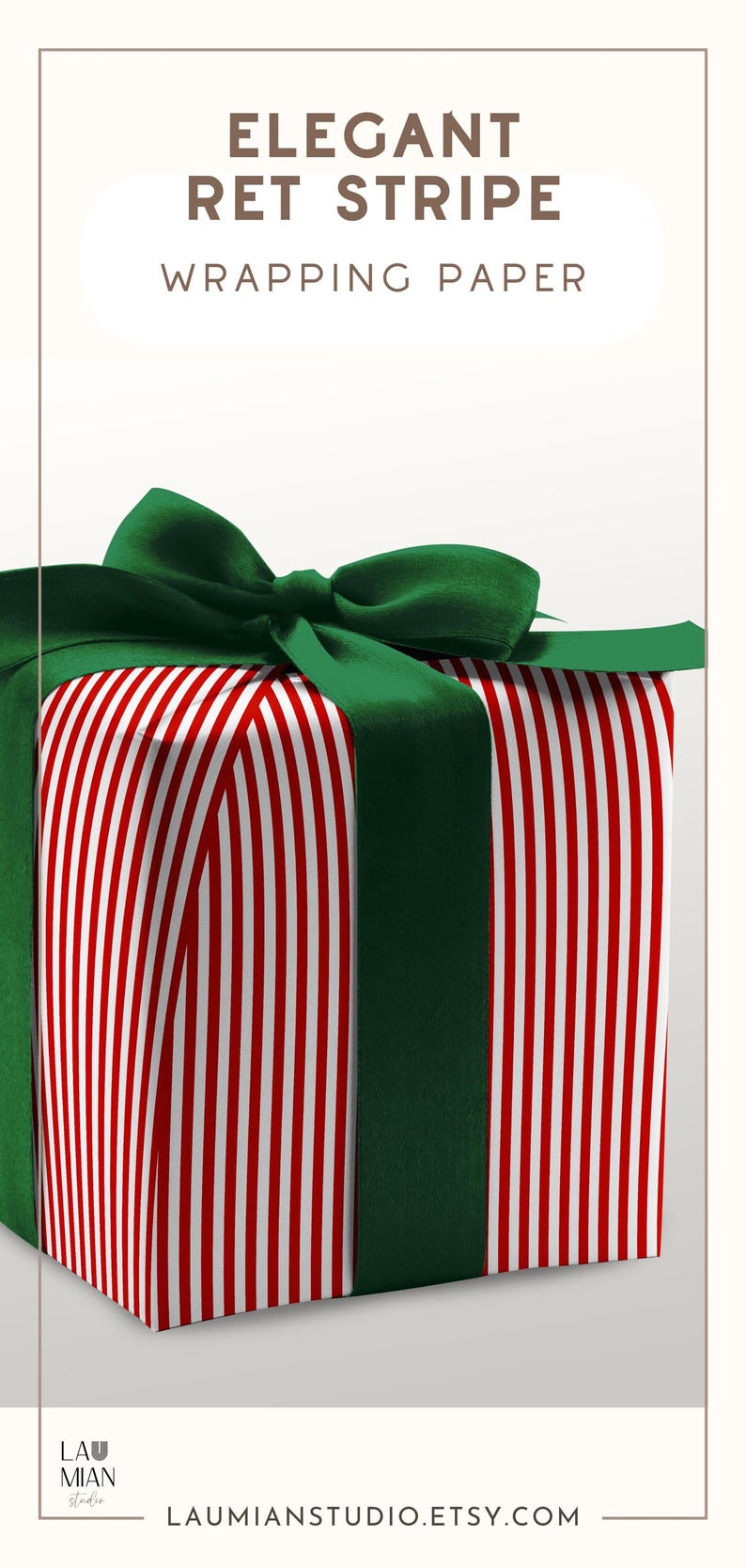 Puede incluir: Una caja de regalo cuadrada envuelta en papel con un patr&oacute;n de finas rayas verticales rojas y blancas. La caja est&aacute; atada con una cinta de sat&eacute;n verde oscuro ancha que forma un lazo en la parte superior. El texto ELEGANT RET STRIPE WRAPPING PAPER es visible.