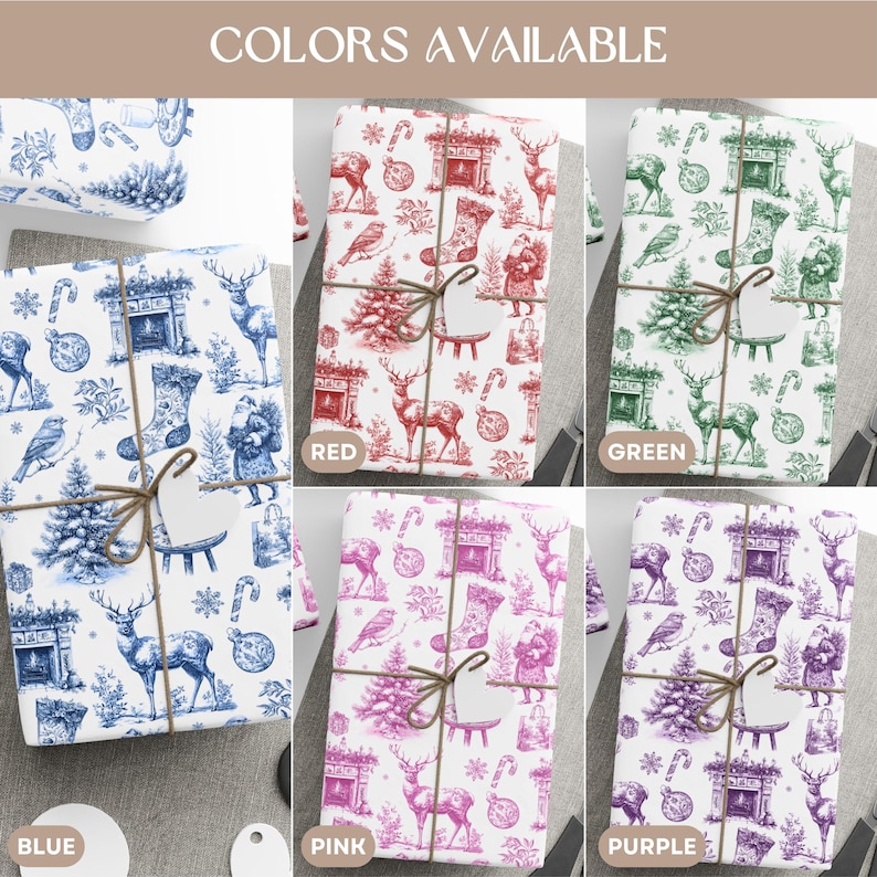 Puede incluir: Cinco paquetes de regalo rectangulares envueltos en papel blanco con un patr&oacute;n navide&ntilde;o de toile repetido en azul, rojo, verde, rosa o morado. Cada paquete est&aacute; atado con cordel marr&oacute;n y tiene una etiqueta blanca en forma de coraz&oacute;n.
