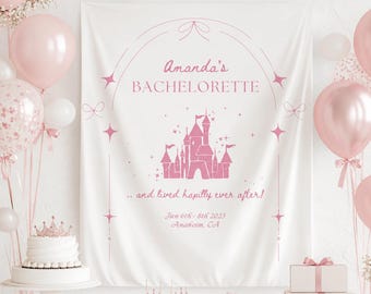 Op de afbeelding: Een witte stoffen achtergrond met een roze opdruk van een kasteel, sterren en strikken. De tekst luidt: Amanda's BACHELORETTE, .. and lived happily ever after!, Jun 6th - 8th 2025, Anaheim, CA. Het ontwerp is omlijst door een dunne roze boog.