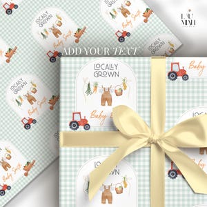 Könnte beinhalten: Eine grüne und weiße Gingham-Geschenkverpackung mit einem gelben Band. Die Geschenkverpackung zeigt ein sich wiederholendes Muster eines Kreises mit dem Text "Locally Grown" und einem Cartoon-Bild eines Babys, das eine Latzhose trägt und einen Korb mit Gemüse hält. Der Text "Add Your Text" ist auf die Geschenkverpackung gedruckt.