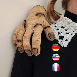 Virkat THING Handmönster | Wednesday Addams | Posebara Amigurumi Halloweenkostymer och dekorationer