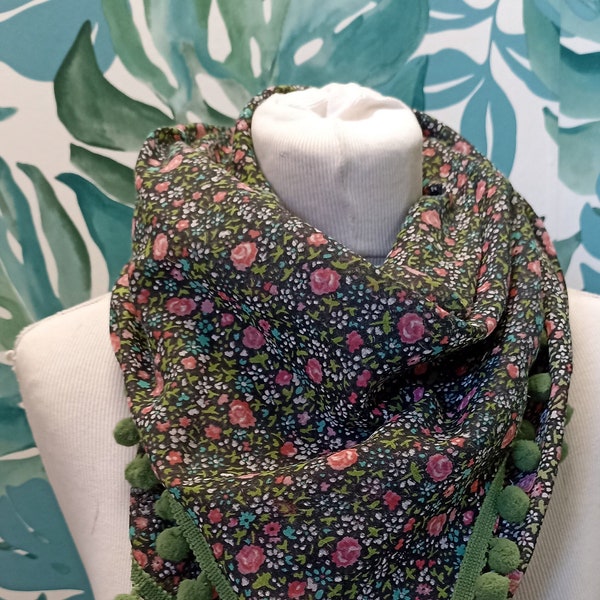 foulard fleuri avec pompons vert
