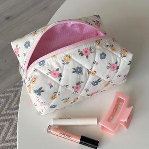 Neceser de algodón acolchado con estampado floral – Estuche de viaje hecho a mano, forro de cuadros vichy rosa