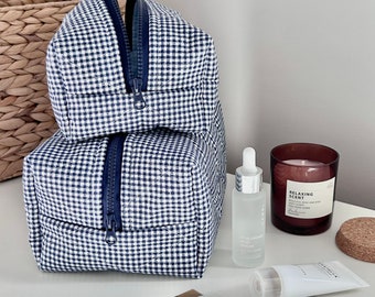 Bolsa de maquillaje Gingham - bolsa cosmética gingham azul hecha a mano, acolchada, bolsa de bolsa, bolsa cosmética linda, bolsa con cremallera estética