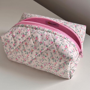 Rosa Blumenkosmetiktasche, gestepptes Kokettentäschchen, ästhetische Kosmetiktasche, Weihnachtsgeschenk für Sie