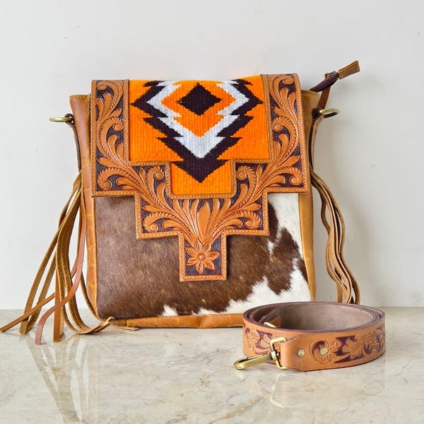 Borsa a tracolla in pelle bovina intagliata a mano: coperta Kilim, stile azteco occidentale con frange