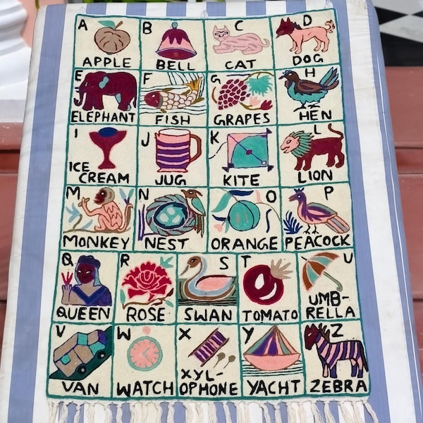 Tapiz con el alfabeto hecho a mano para bebés y niños: tapiz bordado con el alfabeto para colgar en la pared, ideal como decoración infantil.