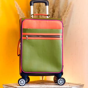 Valise cabine en cuir recyclé : bagage à main artisanal, sac de voyage durable coloré, sac de week-end à roulettes