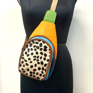 Sac à bandoulière en cuir coloré à imprimé animal et poils facile d'accès | Pochette en cuir coloré recyclé | Sac à bandoulière frontal | Sac à bandoulière unisexe