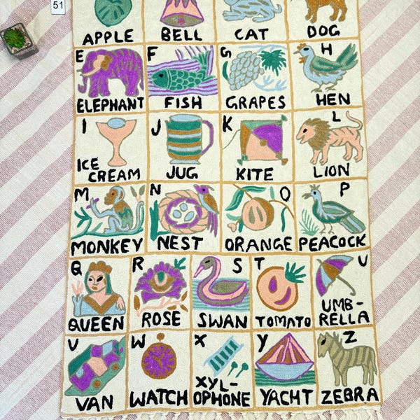 Handgefertigter Wandteppich mit Alphabet-Motiv: ABC-Wandbehang aus Wolle mit Crewel-Stickerei für Kinderzimmer