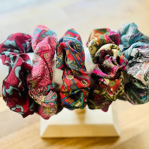 Nachhaltige Scrunchies aus 100% Sari-Seide | Packung mit 5 verschiedenen Farben | Recycelter Sariseatin | Eleganter Haargummi | Starkes Scrunchie 5er Pack