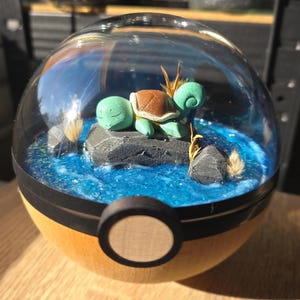 SQUIRTLE (Squirtle) Terrario Pokeball Woodball 12 cm
