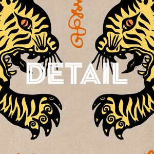 Pode incluir: Duas cabe&ccedil;as de tigre pretas e amarelas se encarando com a palavra "DETAIL" em branco no centro. As cabe&ccedil;as de tigre t&ecirc;m um design estilizado com contornos pretos e listras amarelas.