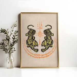 Pode incluir: Uma impress&atilde;o emoldurada de uma obra de arte tradicional tailandesa com dois tigres pretos frente a frente em um c&iacute;rculo de texto laranja e amarelo. Os tigres est&atilde;o em uma postura defensiva com as garras para fora. O texto est&aacute; em escrita tailandesa.