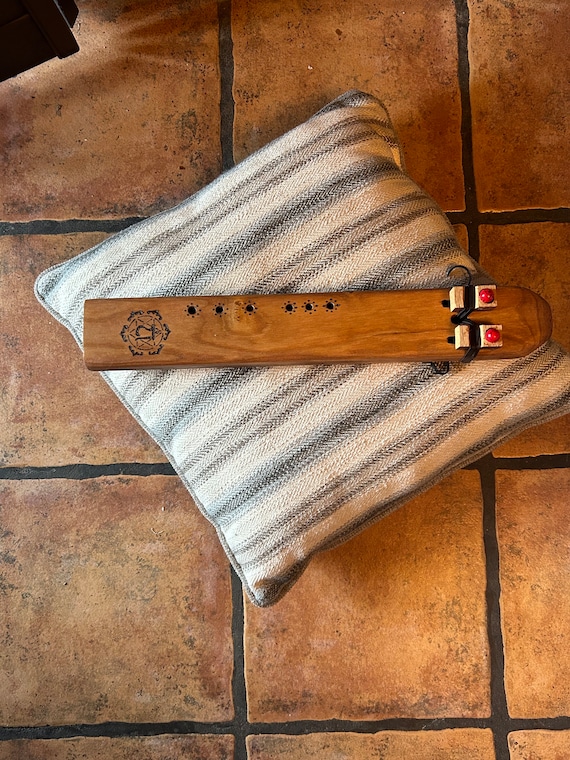 Drone flûte 432hz en note F, fabriqué en cerisier américain avec perle en turquoise rouge.