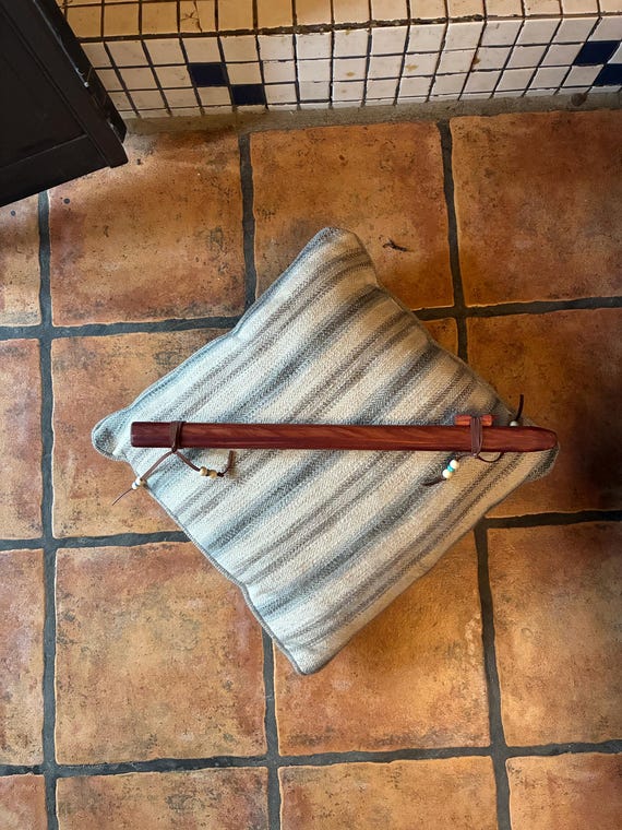 flûte en cèdre aromatique en note F# 432hz.