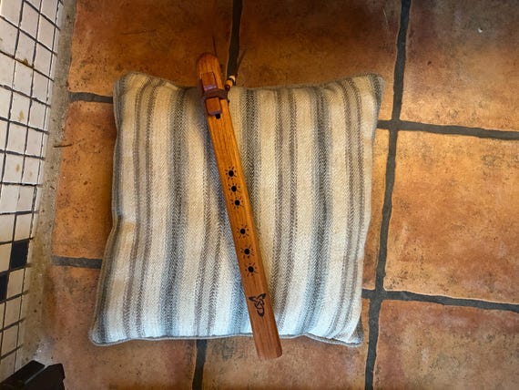 flûte se style amérindienne avec motif celtique en cèdre espagnol en Fa# 432hz