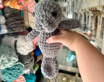 Peluche amigurumi de manatí (en posición vertical) a crochet