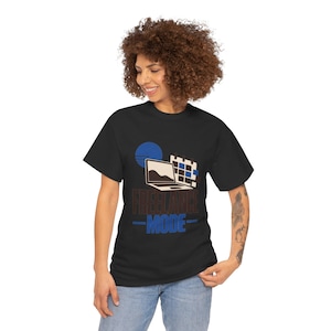 フリーランスモードTシャツ、モダンなリモートワークグラフィックTシャツ、フリーランサーへのギフト