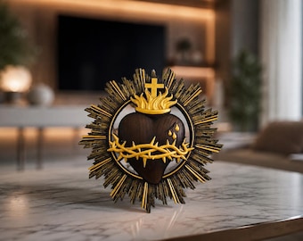 Op de afbeelding: Een decoratief religieus embleem met een donkerbruin hart, een gouden doornenkroon en vlammen. Het is omgeven door een gouden zonnestralenpatroon en een kruis. Het embleem staat op een marmeren oppervlak.