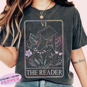 Ombre Leserin Tarot Karte Shirt, Leser Komfort Farben, Bookish Komfort Farben Shirt, Buch Liebhaber Geschenk, Bücherwurm Shirt, Buch Tarot Karte