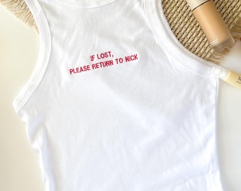 Camiseta sin mangas estilo racerback con bordado de texto delicado "Si se pierde, por favor devuélvala a" Camiseta sin mangas personalizada Camiseta sin mangas acanalada personalizada Camiseta sin mangas moderna con bordado minimalista