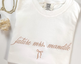 Shirt toekomstige mevrouw geborduurd comfort kleuren coquette vrijgezellenfeest aangepaste toekomstige mevrouw shirt verlovingscadeau aangepaste verloofde cadeau