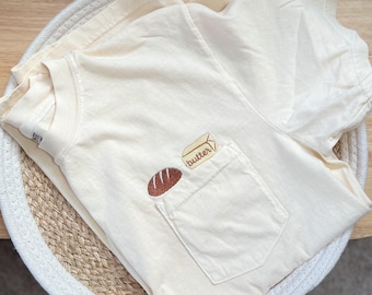 Camiseta bordada de Bread & Butter, camiseta divertida bordada con bolsillo, camiseta Comfort Colors Bakery, camiseta de regalo para baristas, camiseta de pequeña panadería, camiseta de café
