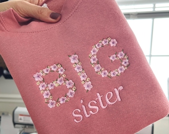 Sudadera con bordado floral para hermana mayor, anuncio de embarazo, hermano mayor, bordado floral personalizado, regalo para niño pequeño, bordado de fuente floral