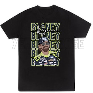 Könnte beinhalten: Schwarzes T-Shirt mit einer gelben und schwarzen Grafik von Ryan Blaney, einem NASCAR-Fahrer, mit dem Text "Ryan Blaney", der in einem gestapelten Muster wiederholt wird.