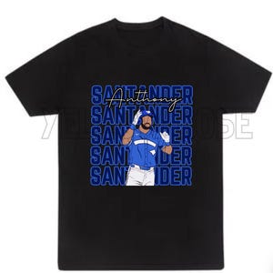 Könnte beinhalten: Schwarzes T-Shirt mit einer blauen Grafik eines Baseballspielers. Der Name "Anthony Santander" ist in weißer Schrift. Das Wort "Santander" wird in blauen Blockbuchstaben wiederholt.
